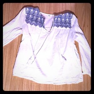 Cute lightweight shirt with pretty detailing